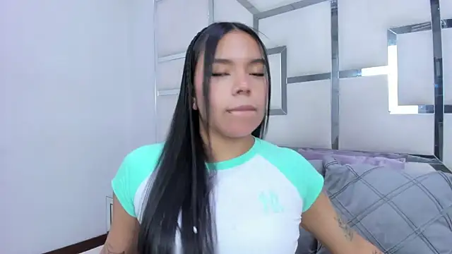 ZoeWan69 online show from 04-12-26, 02:22