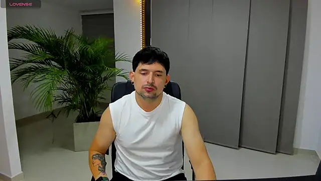 Snapshot of ILoveNYStyle chatting on 01-08-26, 01:08 ILoveNYStyle online show from 01-08-26, 01:08