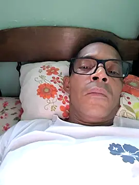Snapshot of Renato571 chatting on 04-24-26, 08:33 Renato571 online show from 04-24-26, 08:33