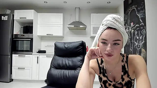 Snapshot of lisenok chatting on 11-14-25, 10:18 lisenok online show from 11-14-25, 10:18