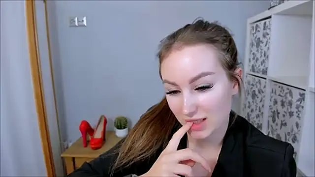 Snapshot of DonnaCam chatting on 10-28-25, 09:28 DonnaCam online show from 10-28-25, 09:28