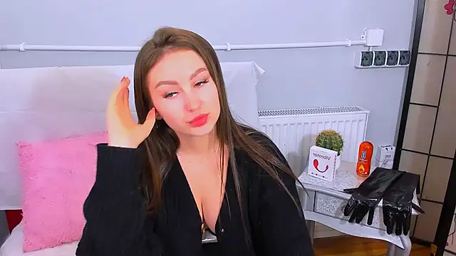 Snapshot of DonnaCam chatting on 11-29-25, 04:43 DonnaCam online show from 11-29-25, 04:43