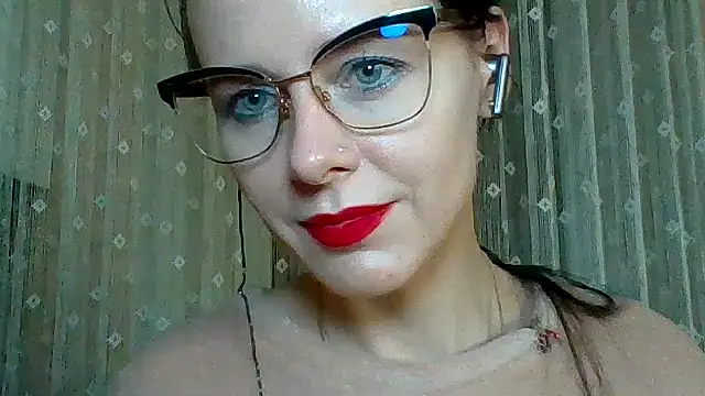 Snapshot of LuminousLady chatting on 03-20-25, 12:40 LuminousLady online show from 03-20-25, 12:40