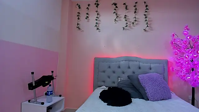 Snapshot of littletammy4u_ chatting on 10-06-25, 12:24 littletammy4u online show from 10-06-25, 12:24