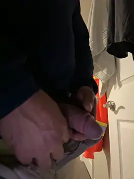 Snapshot of aleds17668 chatting on 10-22-25, 04:35 aleds17668 online show from 10-22-25, 04:35