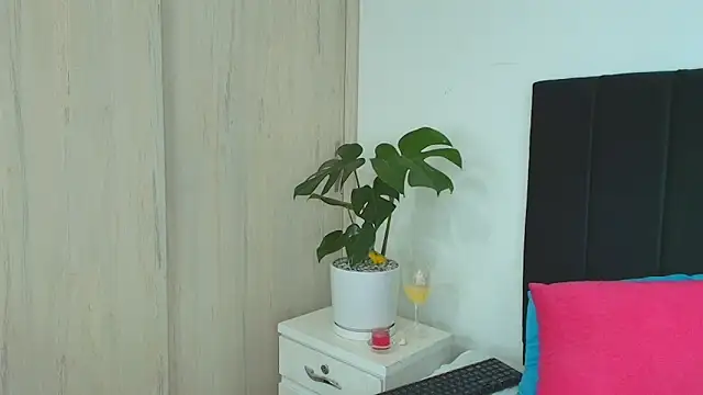 Snapshot of MarianaGiiiL chatting on 03-04-25, 12:18 MarianaGiiiL online show from 03-04-25, 12:18