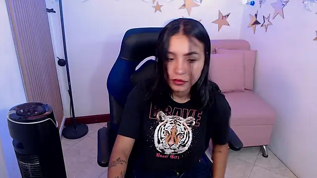 Snapshot of julieta_fn chatting on 04-28-26, 02:33 julieta fn online show from 04-28-26, 02:33