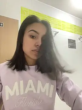Snapshot of julieta_fn chatting on 04-29-26, 02:21 julieta fn online show from 04-29-26, 02:21