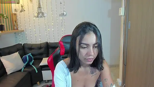 Snapshot of julieta_fn chatting on 05-21-26, 03:19 julieta fn online show from 05-21-26, 03:19