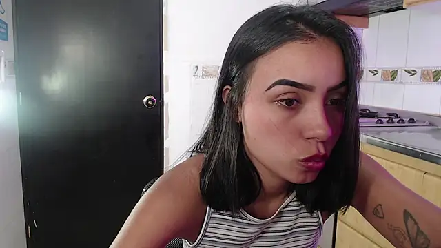 Snapshot of julieta_fn chatting on 05-22-26, 03:06 julieta fn online show from 05-22-26, 03:06