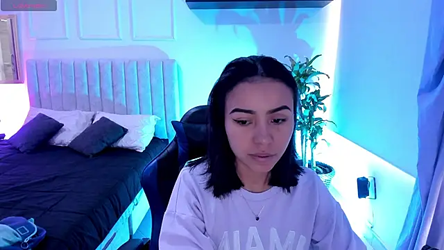Snapshot of julieta_fn chatting on 05-29-26, 01:20 julieta fn online show from 05-29-26, 01:20