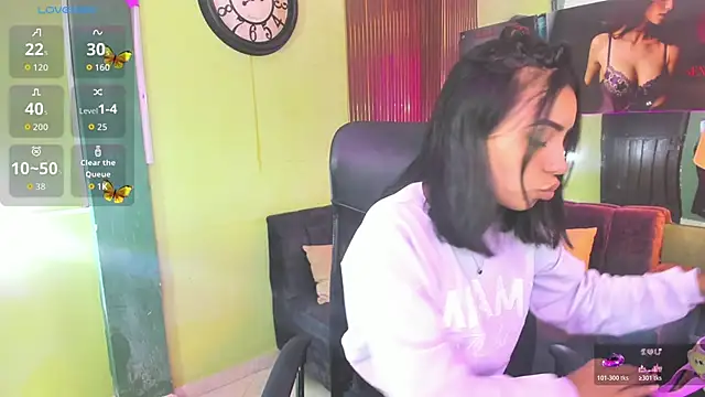 Snapshot of julieta_fn chatting on 06-13-26, 02:15 julieta fn online show from 06-13-26, 02:15