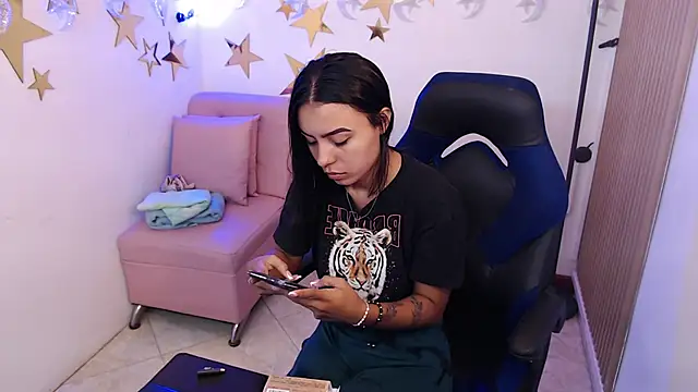 Snapshot of julieta_fn chatting on 06-18-26, 01:48 julieta fn online show from 06-18-26, 01:48
