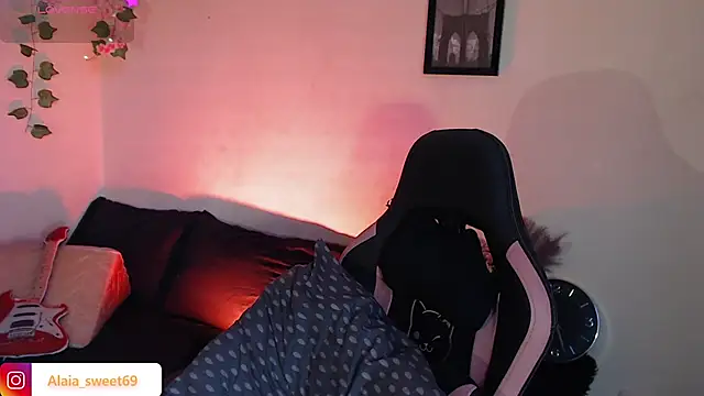 Snapshot of alaia_sweetxxx chatting on 02-20-26, 10:21 alaia sweetxxx online show from 02-20-26, 10:21