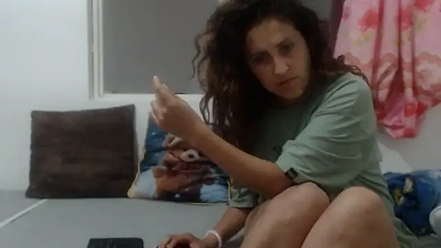 Snapshot of jeans_and_emma chatting on 09-16-25, 12:00 jeans and emma online show from 09-16-25, 12:00