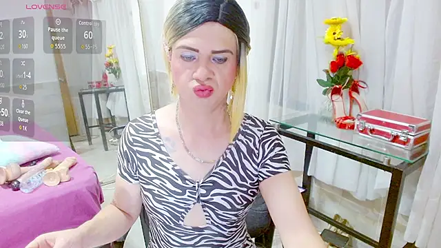 Snapshot of Dolldirtyxxx chatting on 10-31-25, 05:30 Dolldirtyxxx online show from 10-31-25, 05:30