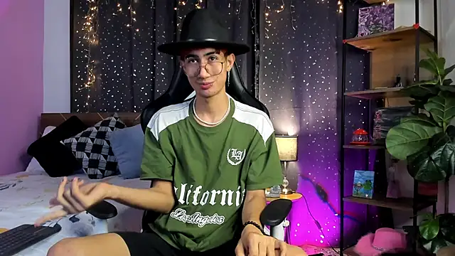 Snapshot of NovaaWheler chatting on 03-23-25, 04:49 NovaaWheler online show from 03-23-25, 04:49