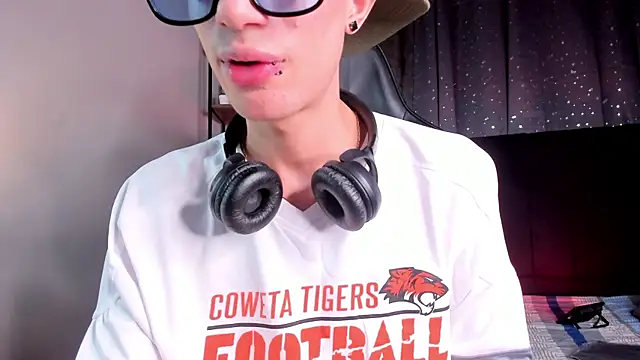 Snapshot of NovaaWheler chatting on 12-03-25, 06:17 NovaaWheler online show from 12-03-25, 06:17