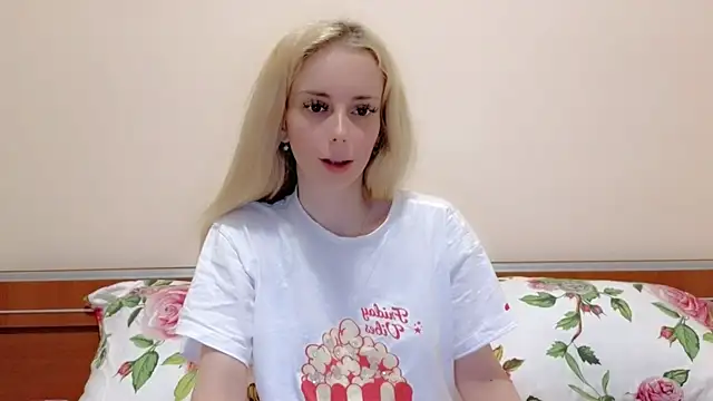 ChristiHanson online show from 04-11-26, 01:21