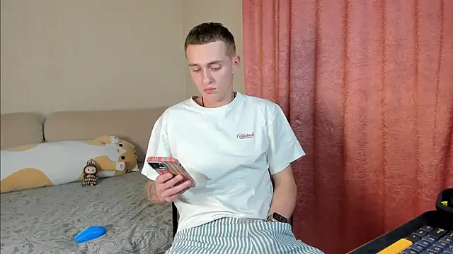 Snapshot of crazybottom99 chatting on 10-31-25, 07:48 crazybottom99 online show from 10-31-25, 07:48