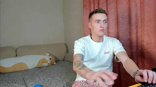 Snapshot of crazybottom99 chatting on 11-01-25, 06:32 crazybottom99 online show from 11-01-25, 06:32