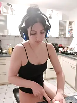 Snapshot of Gamergirl-Linela chatting on 04-22-26, 06:53 Gamergirl-Linela online show from 04-22-26, 06:53