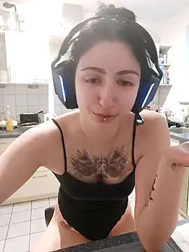Snapshot of Gamergirl-Linela chatting on 04-27-26, 06:28 Gamergirl-Linela online show from 04-27-26, 06:28