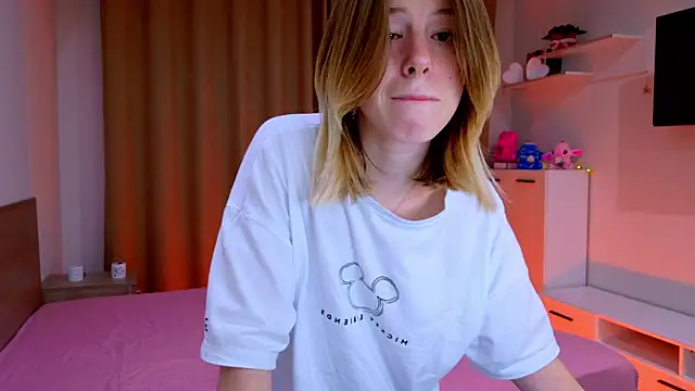 Snapshot of Bella_amory chatting on 11-17-25, 09:42 Bella amory online show from 11-17-25, 09:42