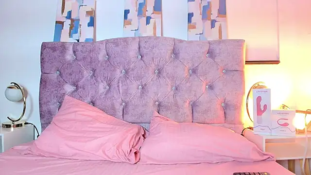 Snapshot of Skye_Moore chatting on 09-16-25, 07:37 Skye Moore online show from 09-16-25, 07:37