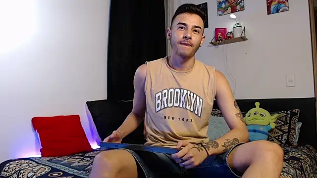 Snapshot of kyle_clint07 chatting on 11-08-25, 11:14 kyle clint07 online show from 11-08-25, 11:14