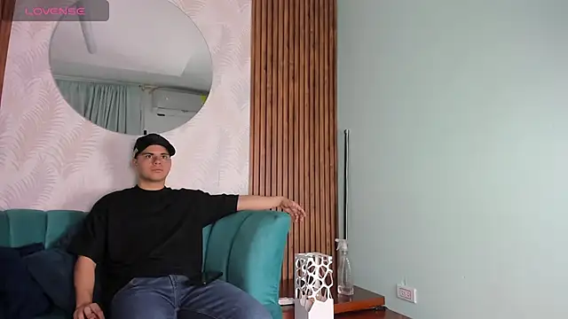 Snapshot of Sebastian_Phoenix chatting on 02-20-25, 11:53 Sebastian Phoenix online show from 02-20-25, 11:53