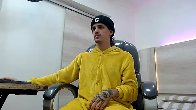 Snapshot of Dirty_Kingg chatting on 03-19-25, 08:43 Dirty Kingg online show from 03-19-25, 08:43