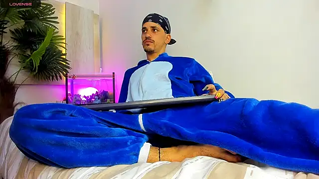 Snapshot of Dirty_Kingg chatting on 10-04-25, 08:07 Dirty Kingg online show from 10-04-25, 08:07