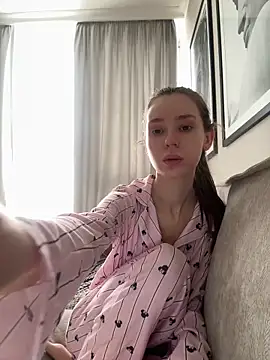 Snapshot of RosieMills chatting on 03-04-26, 07:58 RosieMills online show from 03-04-26, 07:58