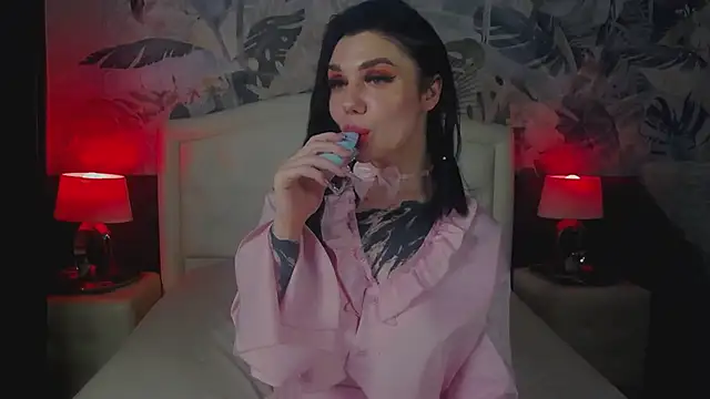 Snapshot of MaeveMoon chatting on 05-20-26, 02:18 MaeveMoon online show from 05-20-26, 02:18