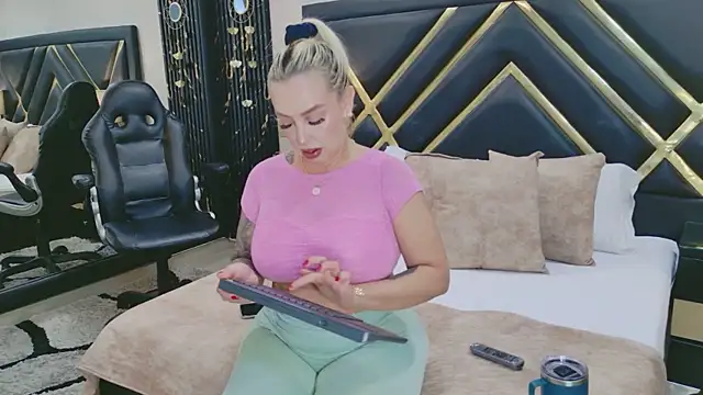 SophieWinsloow online show from 04-14-26, 12:22