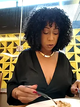 Snapshot of dianagolley420 chatting on 04-01-26, 06:05 dianagolley420 online show from 04-01-26, 06:05