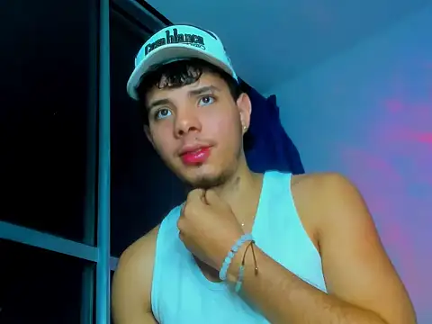 Snapshot of Alessandro_1610 chatting on 09-28-25, 06:19 Alessandro 1610 online show from 09-28-25, 06:19