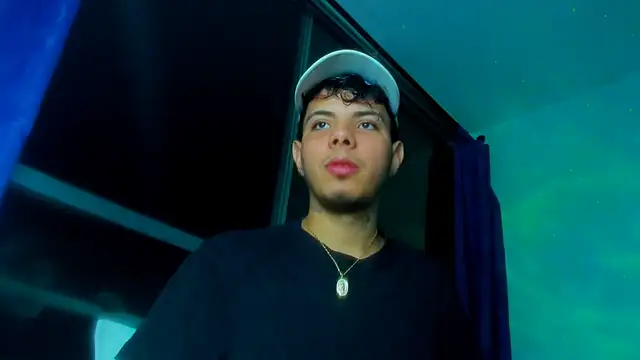 Snapshot of Alessandro_1610 chatting on 10-17-25, 04:26 Alessandro 1610 online show from 10-17-25, 04:26