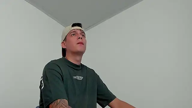 Snapshot of hugosan12 chatting on 02-15-25, 03:06 hugosan12 online show from 02-15-25, 03:06