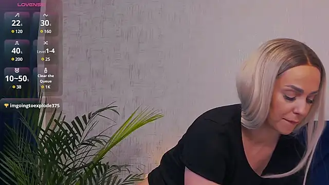 Snapshot of Jennifer_Hills chatting on 02-19-25, 05:38 Jennifer Hills online show from 02-19-25, 05:38