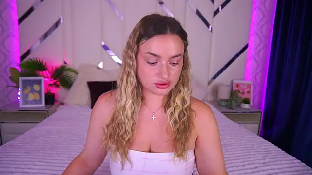 Snapshot of LindsieGreyy chatting on 09-22-25, 06:37 LindsieGreyy online show from 09-22-25, 06:37