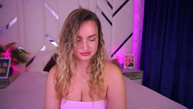 Snapshot of LindsieGreyy chatting on 10-19-25, 07:20 LindsieGreyy online show from 10-19-25, 07:20