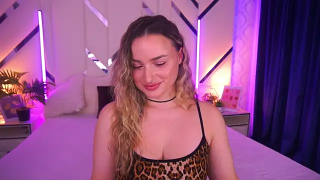 Snapshot of LindsieGreyy chatting on 11-23-25, 08:25 LindsieGreyy online show from 11-23-25, 08:25