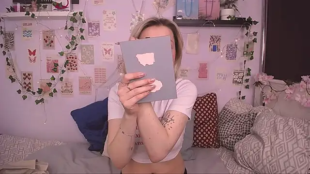 Snapshot of EllySunlover chatting on 03-05-25, 03:29 EllySunlover online show from 03-05-25, 03:29