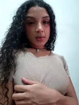 Snapshot of Majo_BigTits chatting on 11-21-25, 01:32 Majo BigTits online show from 11-21-25, 01:32