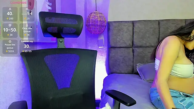 Snapshot of elizabeth_20 chatting on 10-13-25, 07:47 elizabeth 20 online show from 10-13-25, 07:47