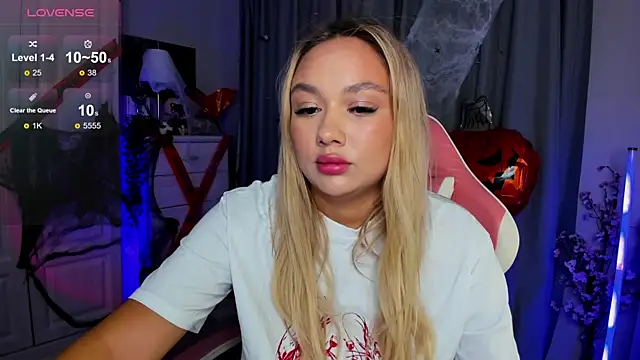 Snapshot of _Loneve__ chatting on 10-30-25, 01:45 Loneve online show from 10-30-25, 01:45