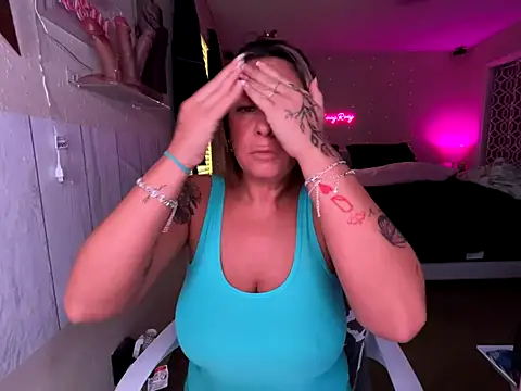 Snapshot of bossyroxy84 chatting on 09-16-25, 06:31 bossyroxy84 online show from 09-16-25, 06:31