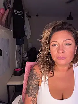 Snapshot of bossyroxy84 chatting on 11-06-25, 12:55 bossyroxy84 online show from 11-06-25, 12:55